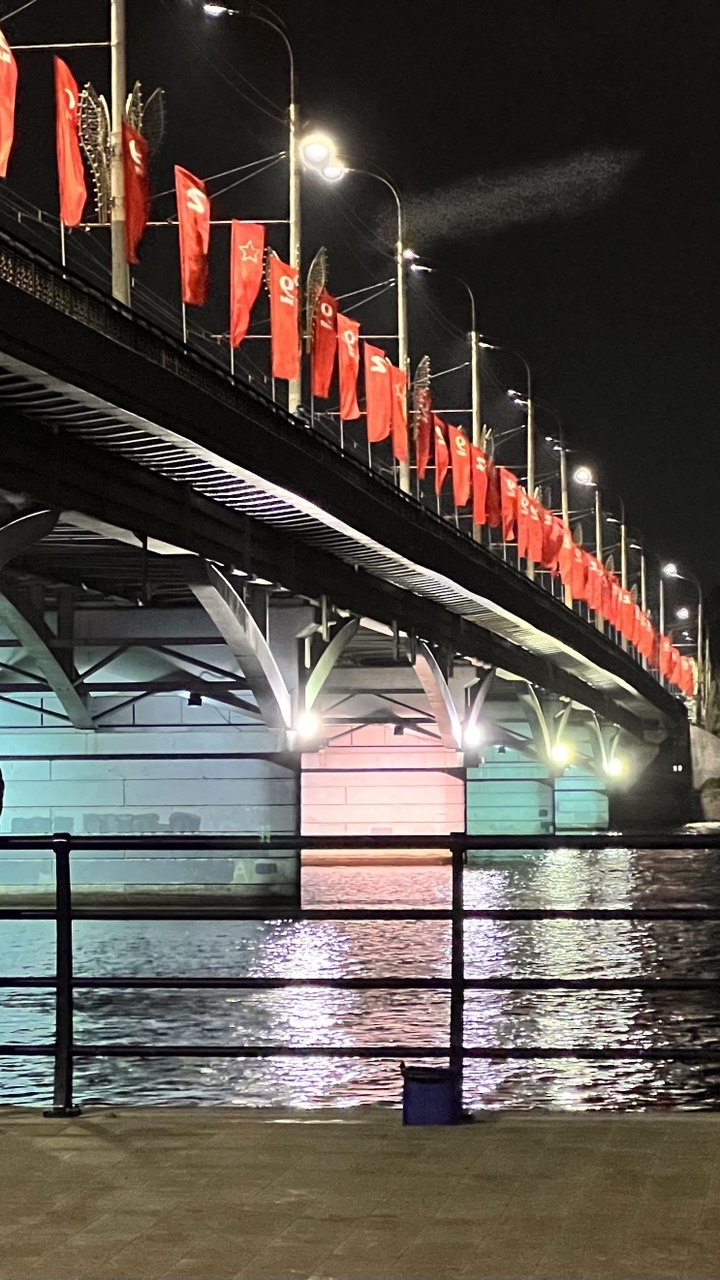 Подсветка моста с флагами
